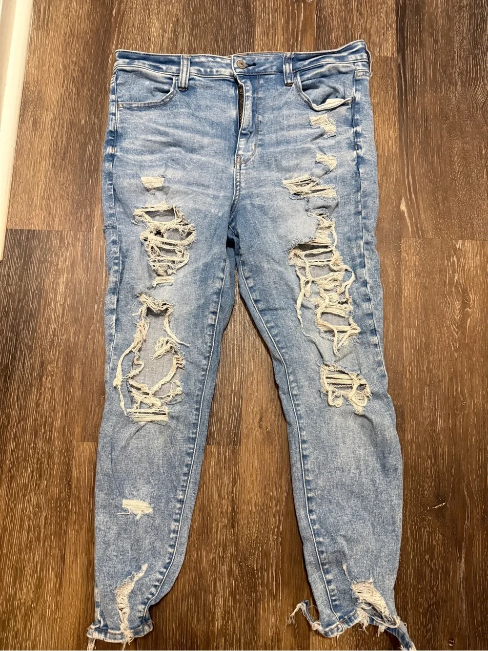 American Eagle Outfitters Light Blue Distressed Skinny Jeans - Picture 2 of 6